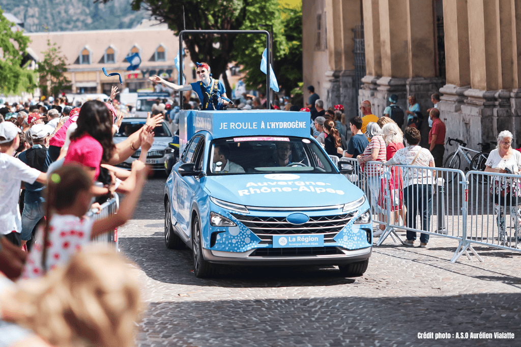 la première et seule caravane publicitaire roulant 100% à l’hydrogène du Tour de France